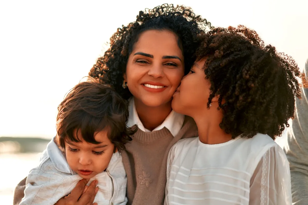 صورة أم مع أطفالها