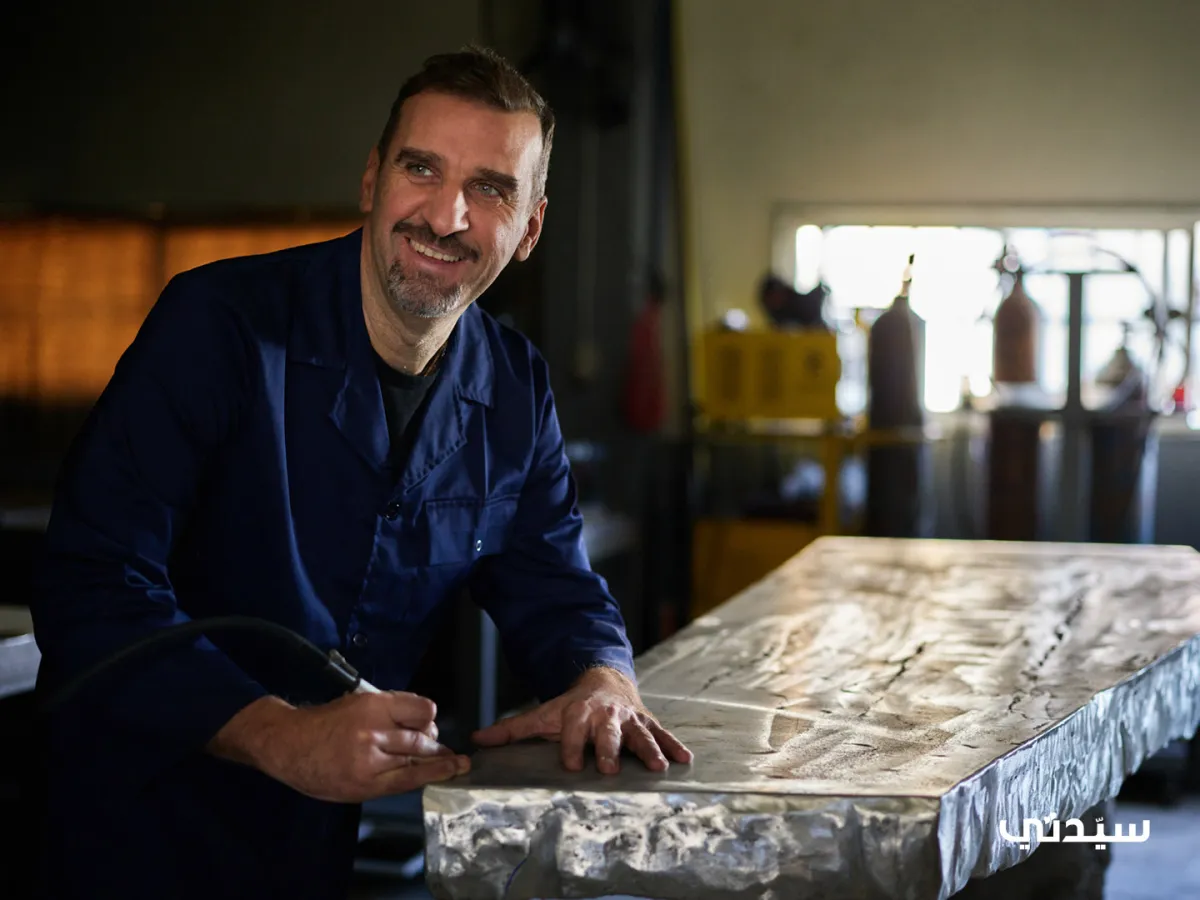 المصمم والنحات مايك دميرجيان