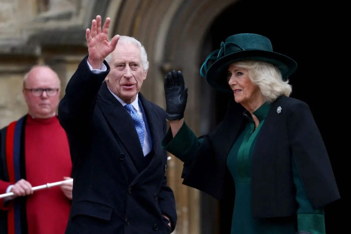 الملك تشارلز الثالث والملكة كاميلا في كنيسة سانت جورج بقلعة وندسور (King Charles III and Queen Camilla at St. George's Chapel, Windsor Castle) -مصدر الصورة: Hollie Adams / POOL / AFP