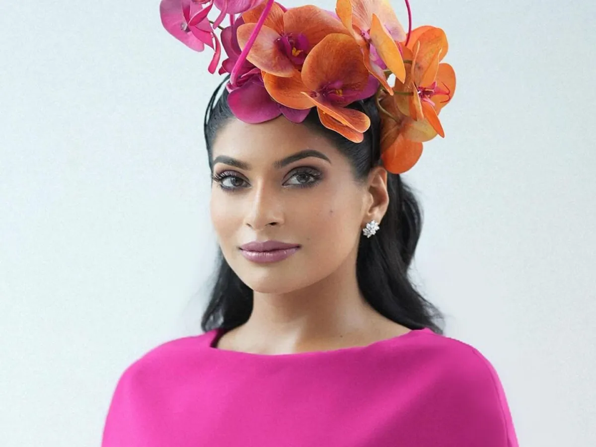 فرحانة بودي بقبعة فاخرة في كأس الخيل بدبي