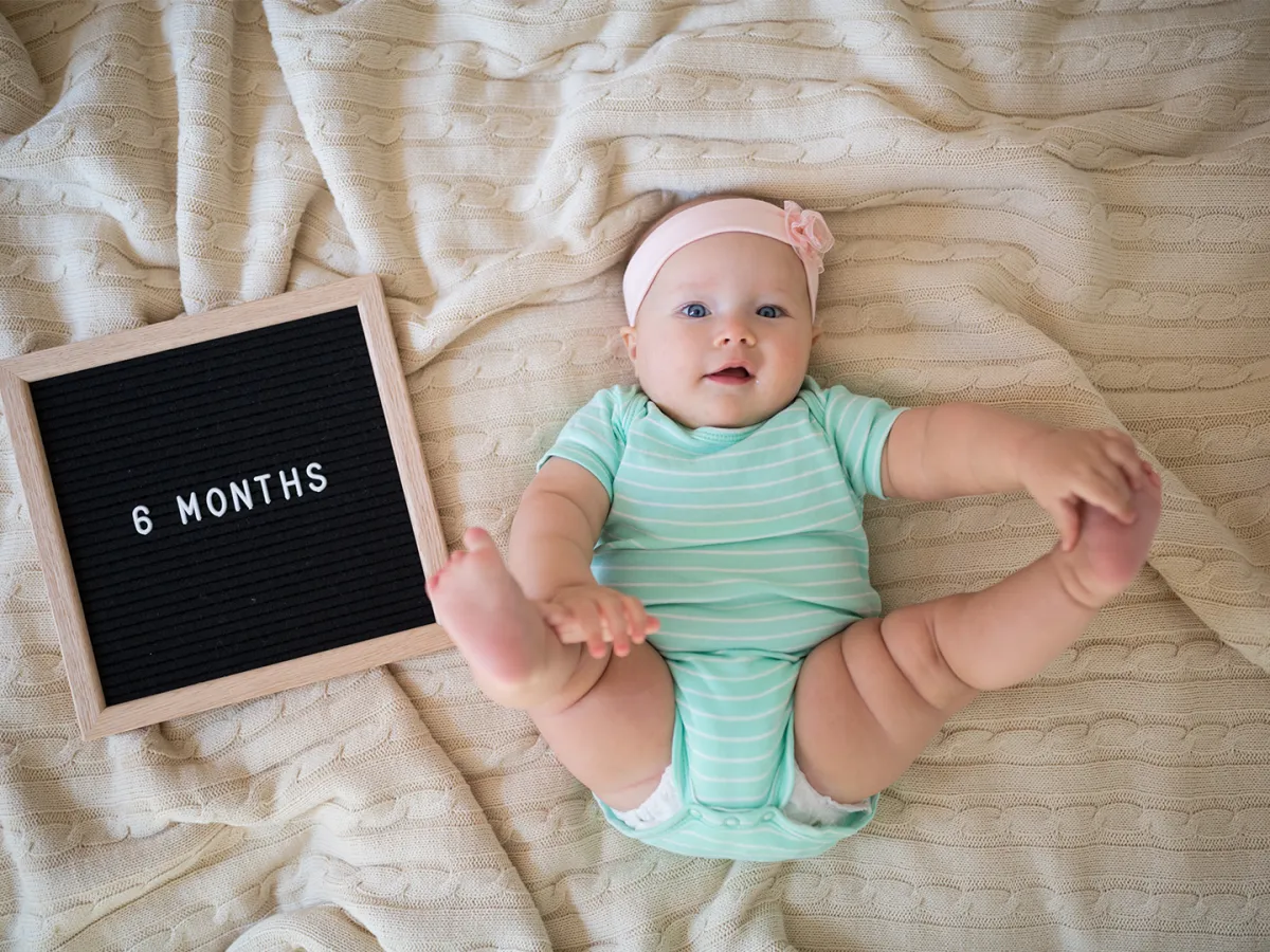 طفلة في عمر 6 أشهر