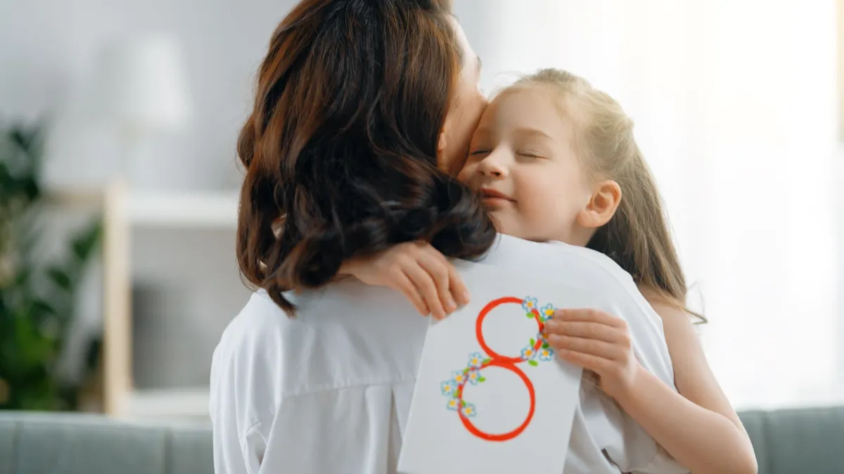 صورة أم تضم طفلتها