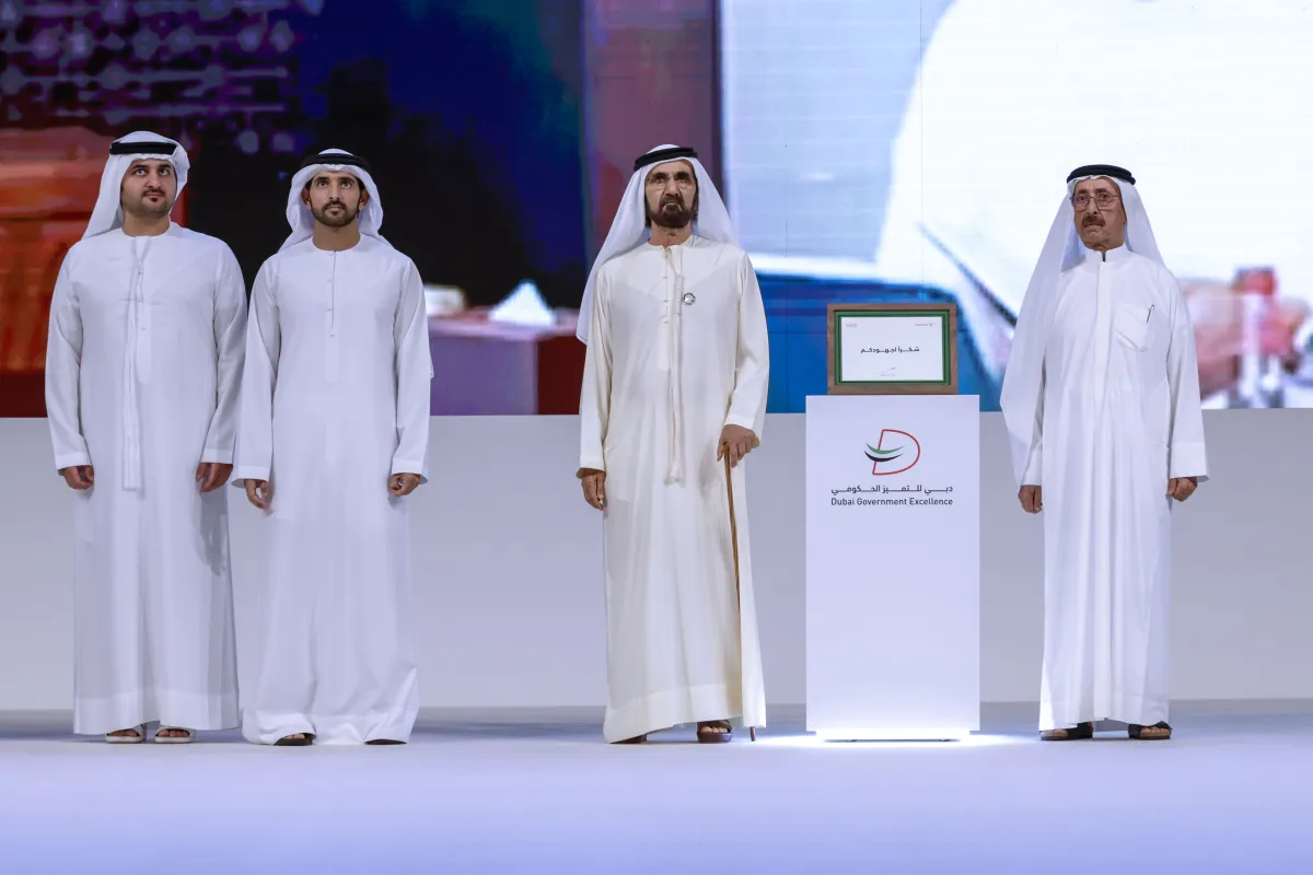 الشيخ محمد بن راشد خلال تكريم الفائزين في برنامج دبي للتميز الحكومي- الصورة من وام 