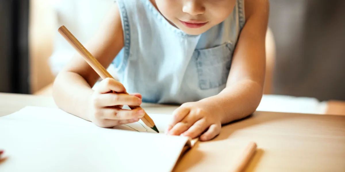 صورة طفلة تكتب