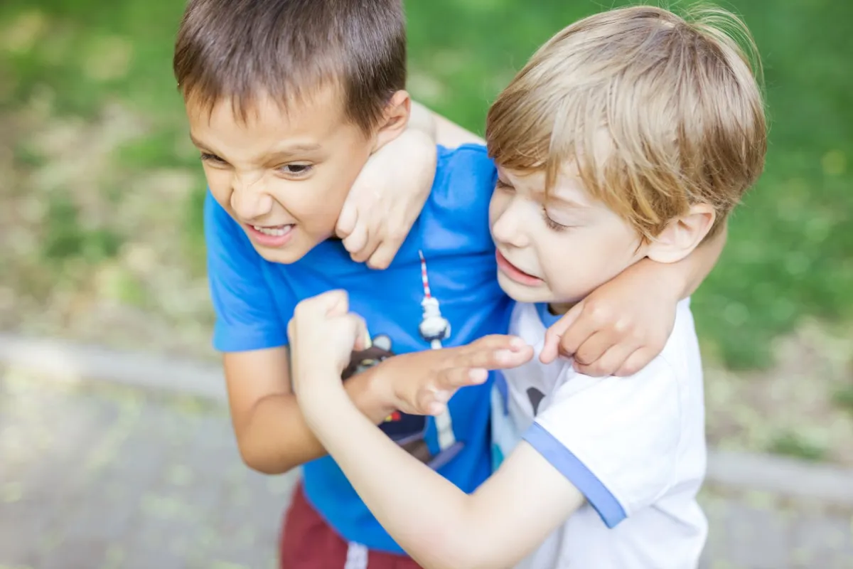 صورة طفلين يتعاركان