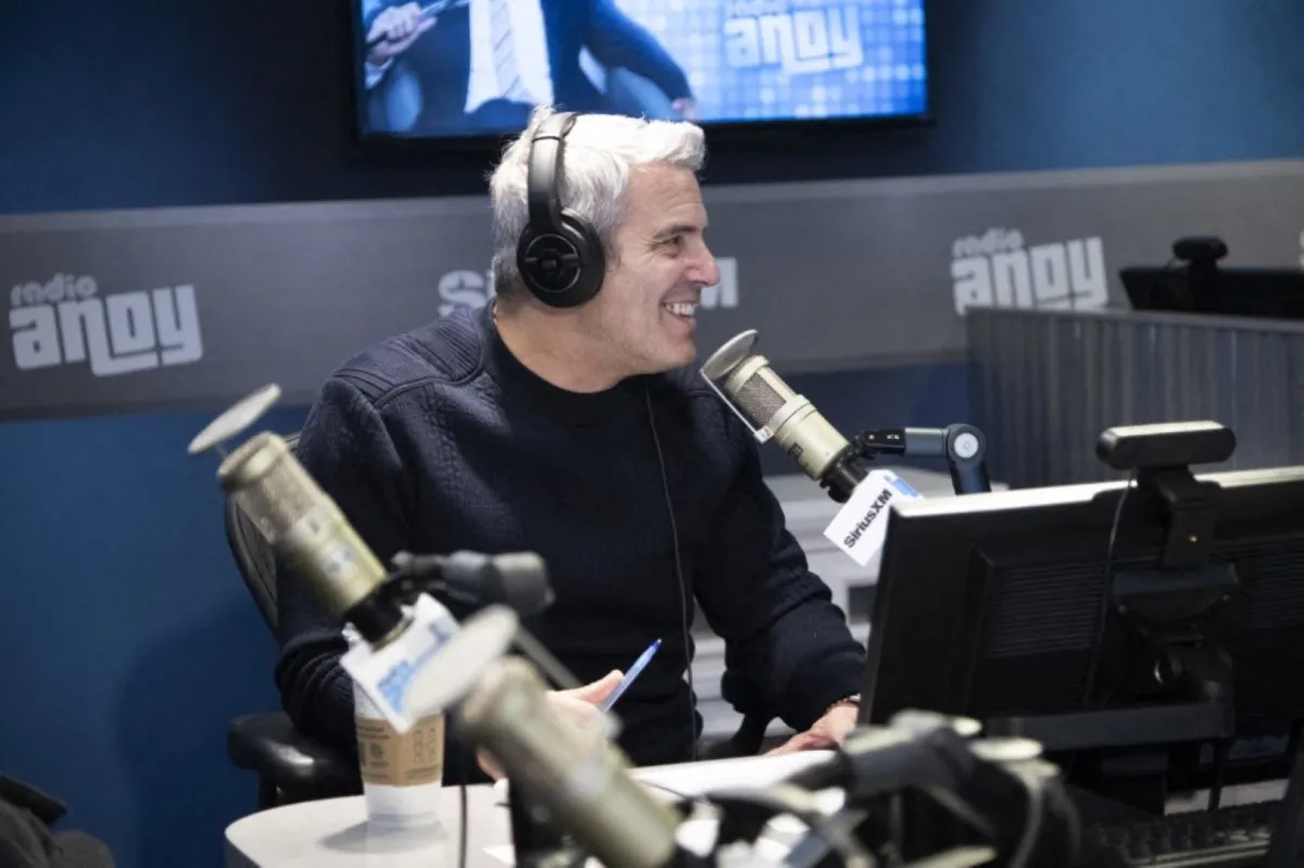 آندي كوهين في استوديوهات SiriusXM في مدينة نيويورك (Andy Cohen at the SiriusXM Studios in New York City). مصدر الصورة: Noam Galai/Getty Images for SiriusXM/AFP