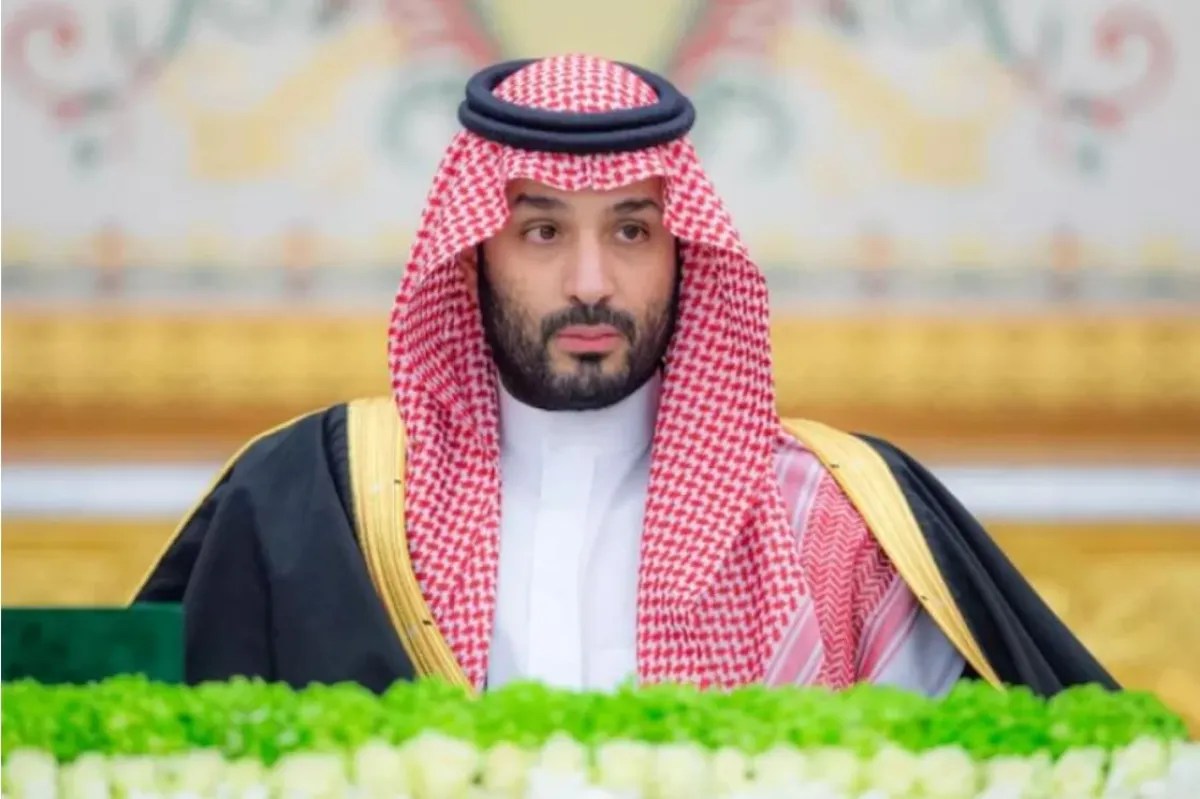 الأمير محمد بن سلمان يؤدي الصلاة ليلة 29 رمضان - الصورة من واس
