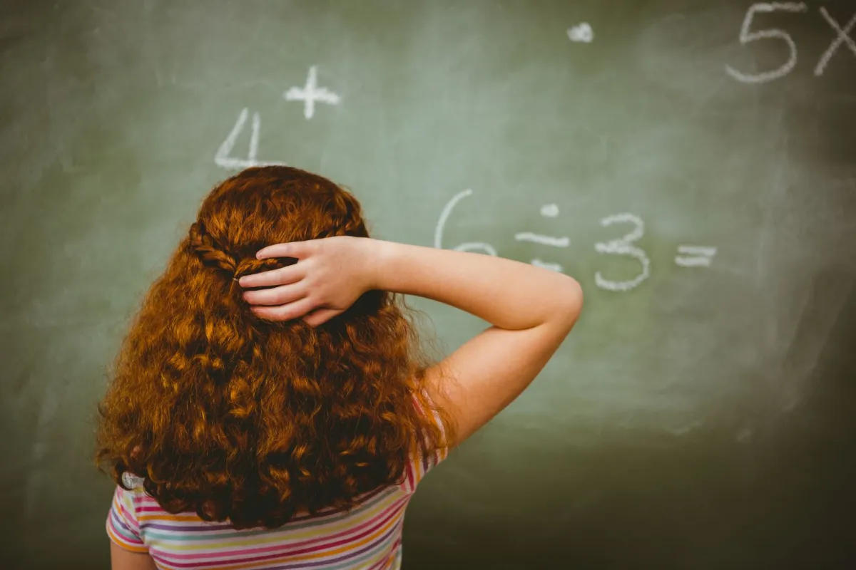 صورة طفلة محتارة