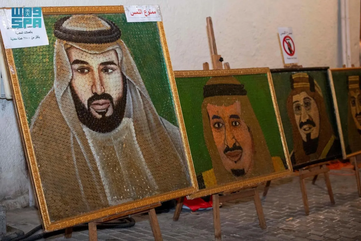 الرسم بالعملات يجذب زوار جدة التاريخية - الصورة من واس
