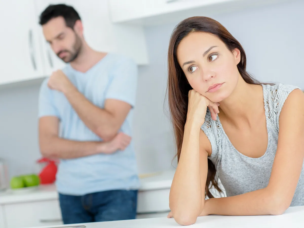 زوجة تعاني من زوجها السلبي