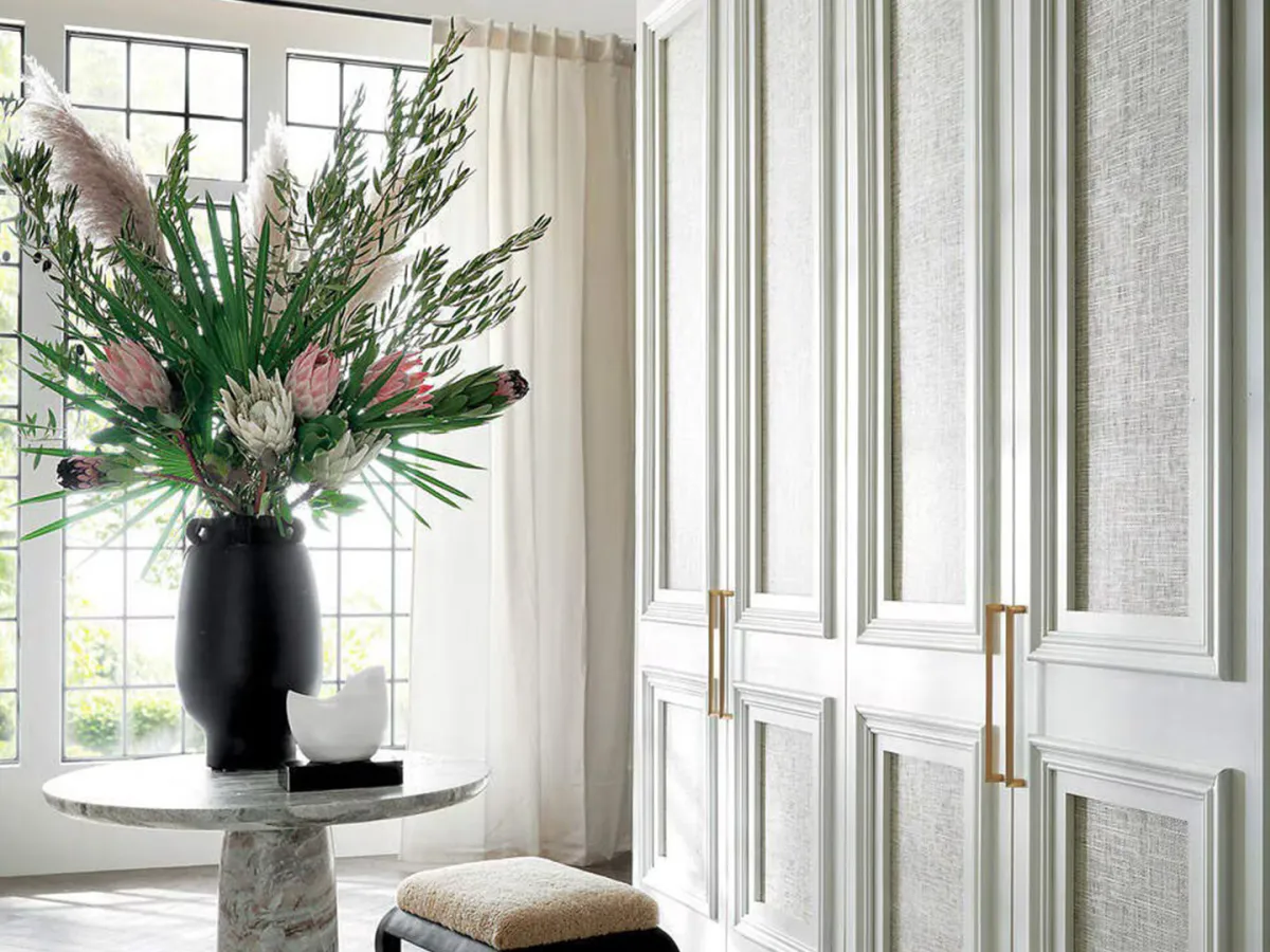 فازة ذات تصميم غير تقليدي Acadia Black Vase متوافرة لدى CB2