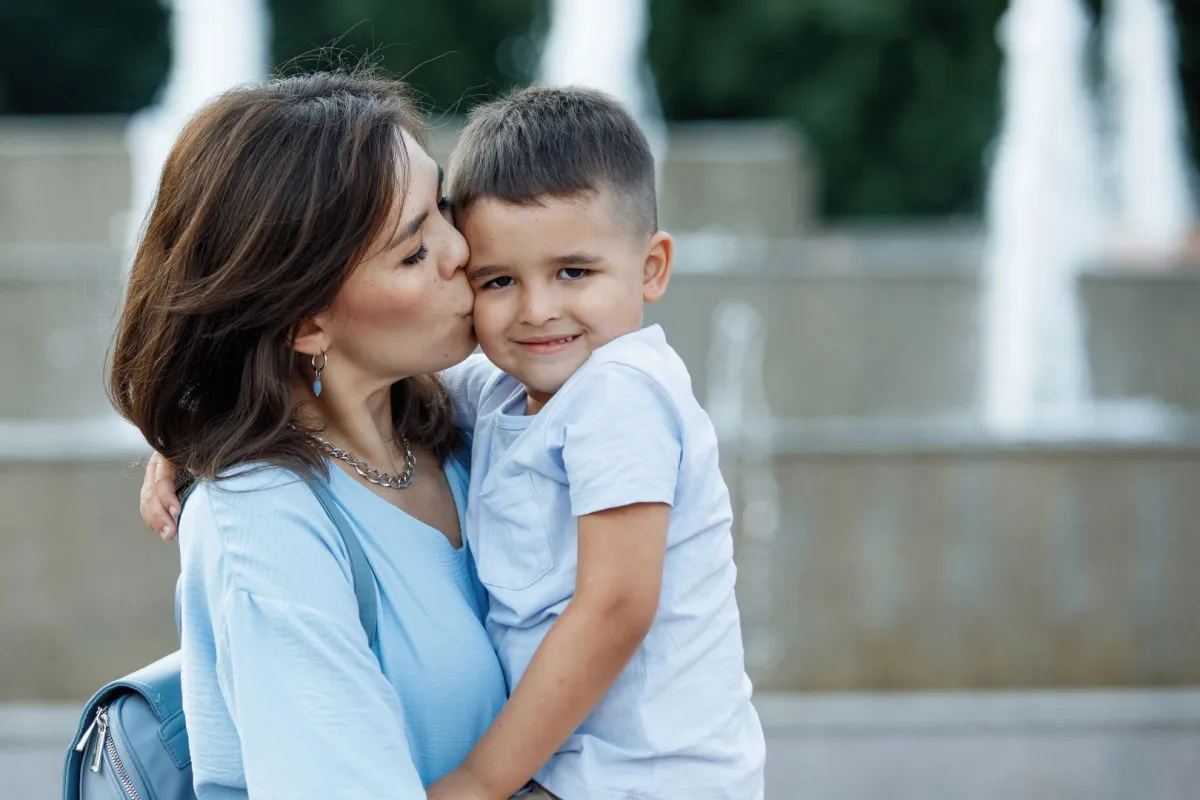 صورة أم وابنها