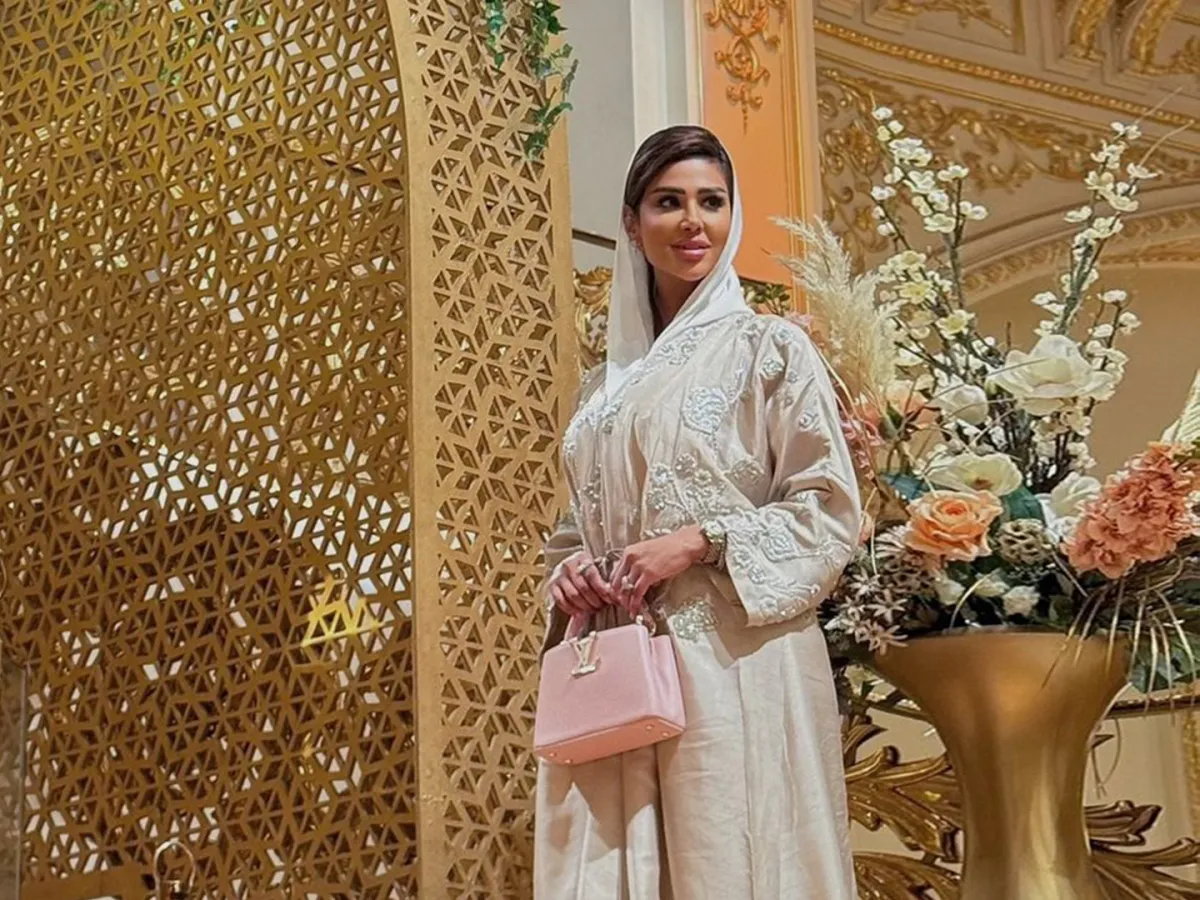  المؤثرة منى النعمان بعباية كريمية- الصورة من حسابها على انستغرام 