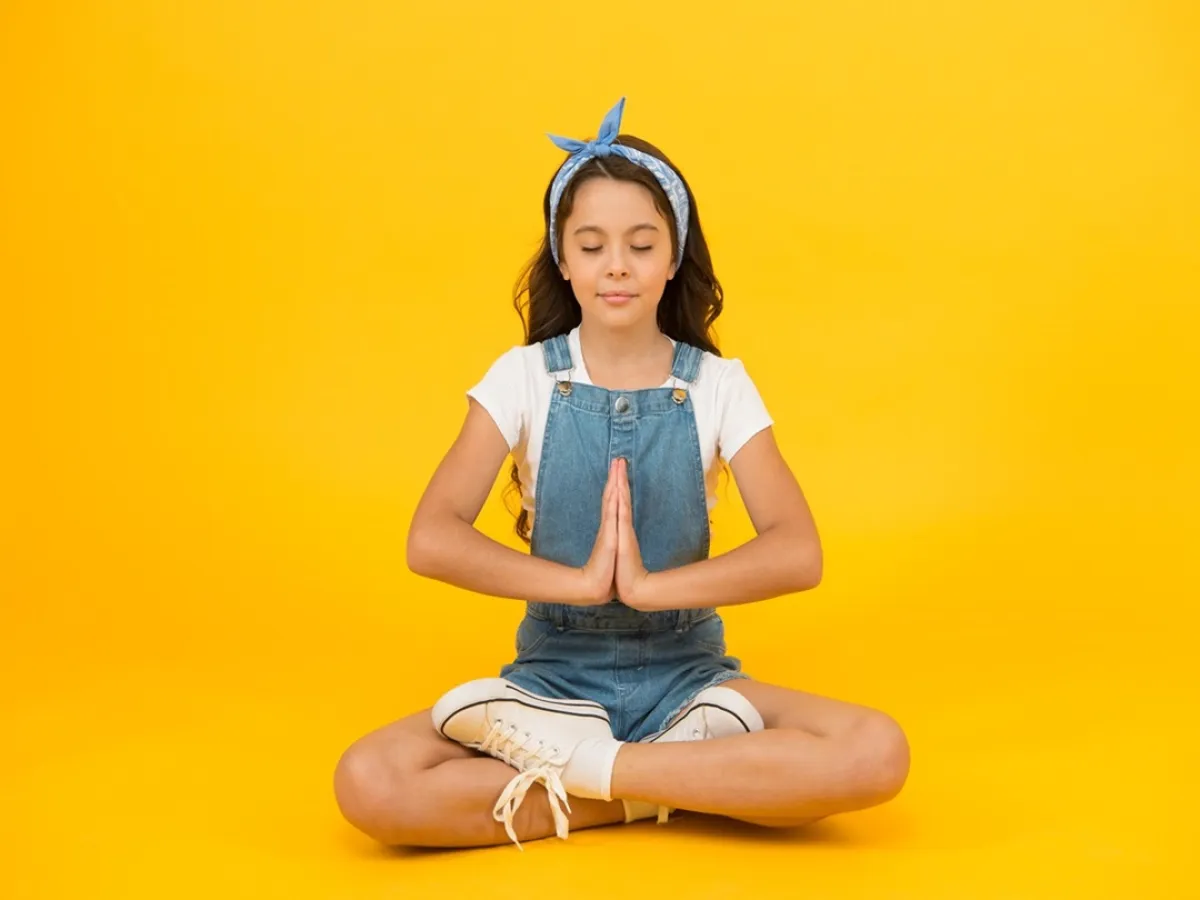صورة لطفلة تمارس اليوجا