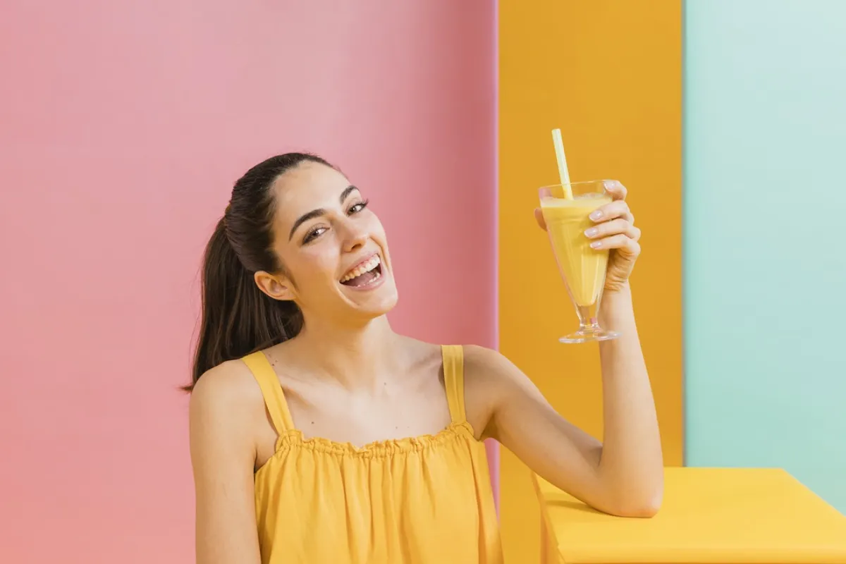 صورة لامرأة تحمل كوباً من العصير