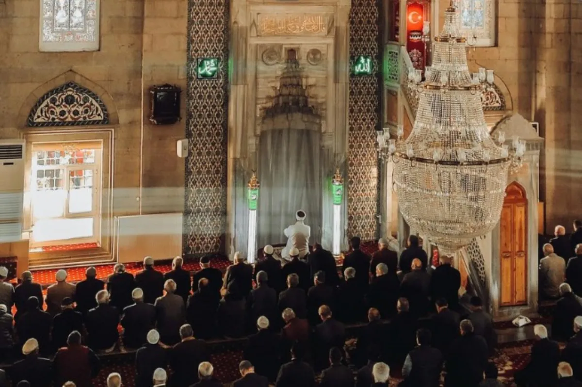 جماعة من المصلين يصلون جماعة في المسجد