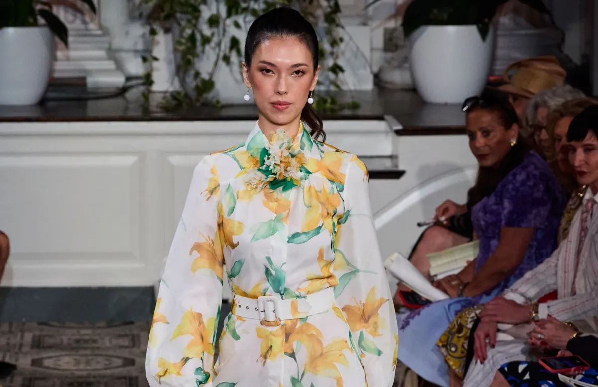 فستان من ماركة Dennis Basso - الصورة من Launchmetrics/Spotlight ©