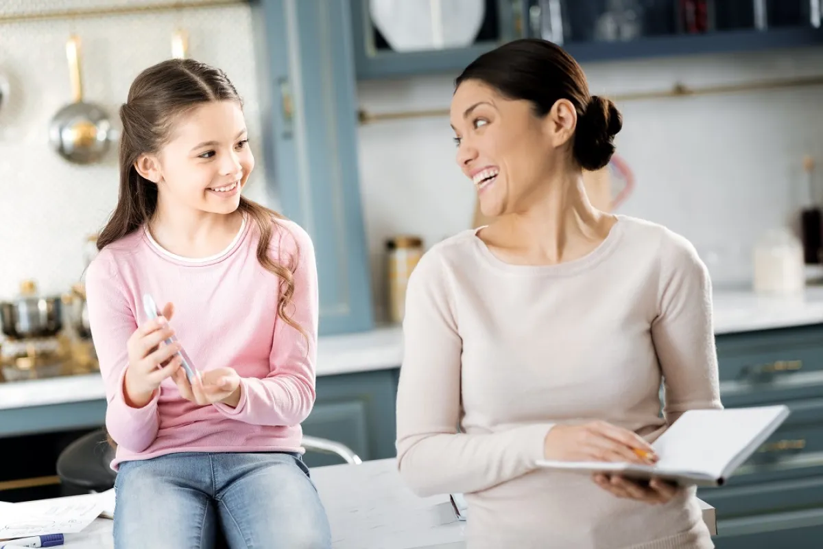 صورة لأم تتحدث ببساطة مع طفلتها