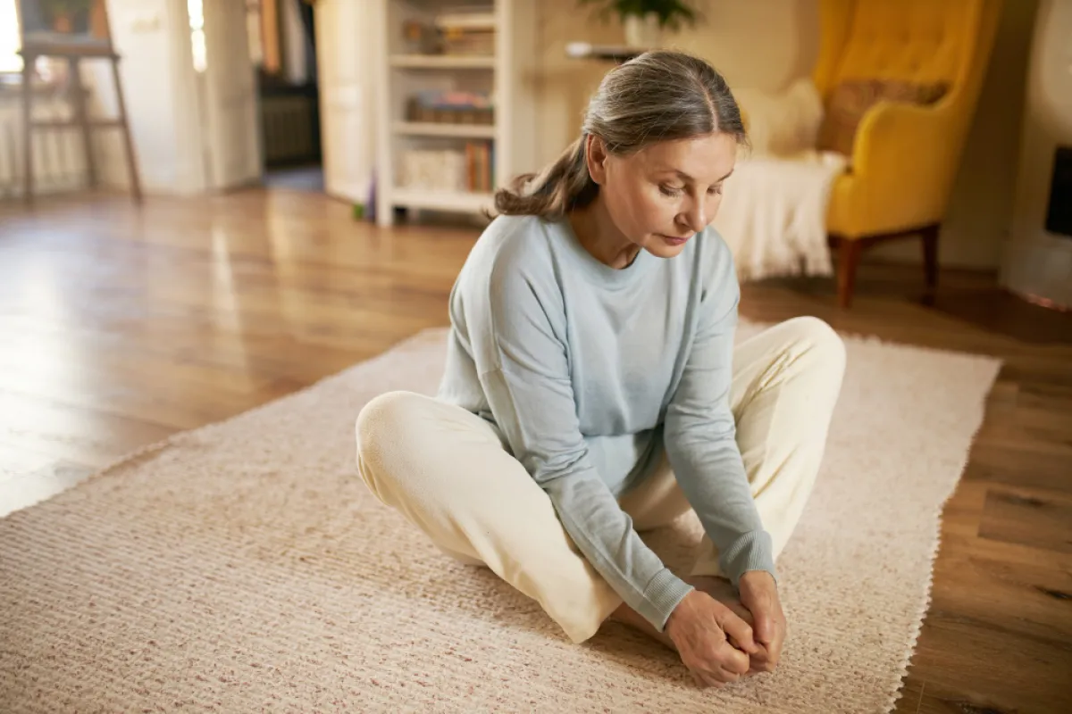 امرأة تمارس بعض التمارين لتخفيف ألم الأرجل