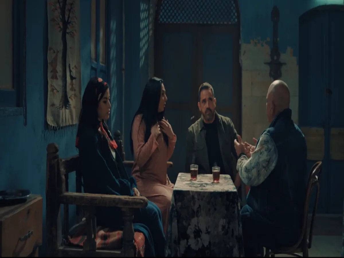 أمير كرارة مع ميرنا جميل ورحاب الجمل ومحمد لطفى فى مشهد من بيت الرفاعى