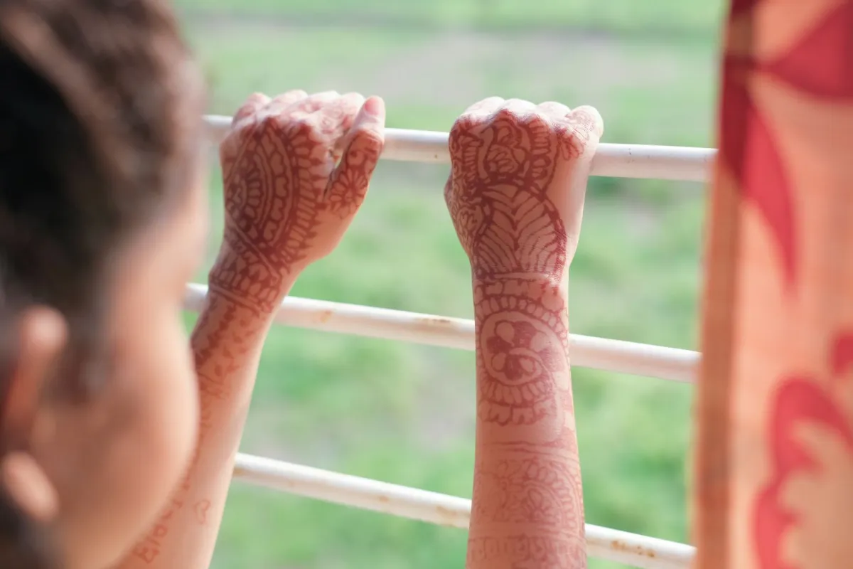 صورة حناء على يدي طفلة