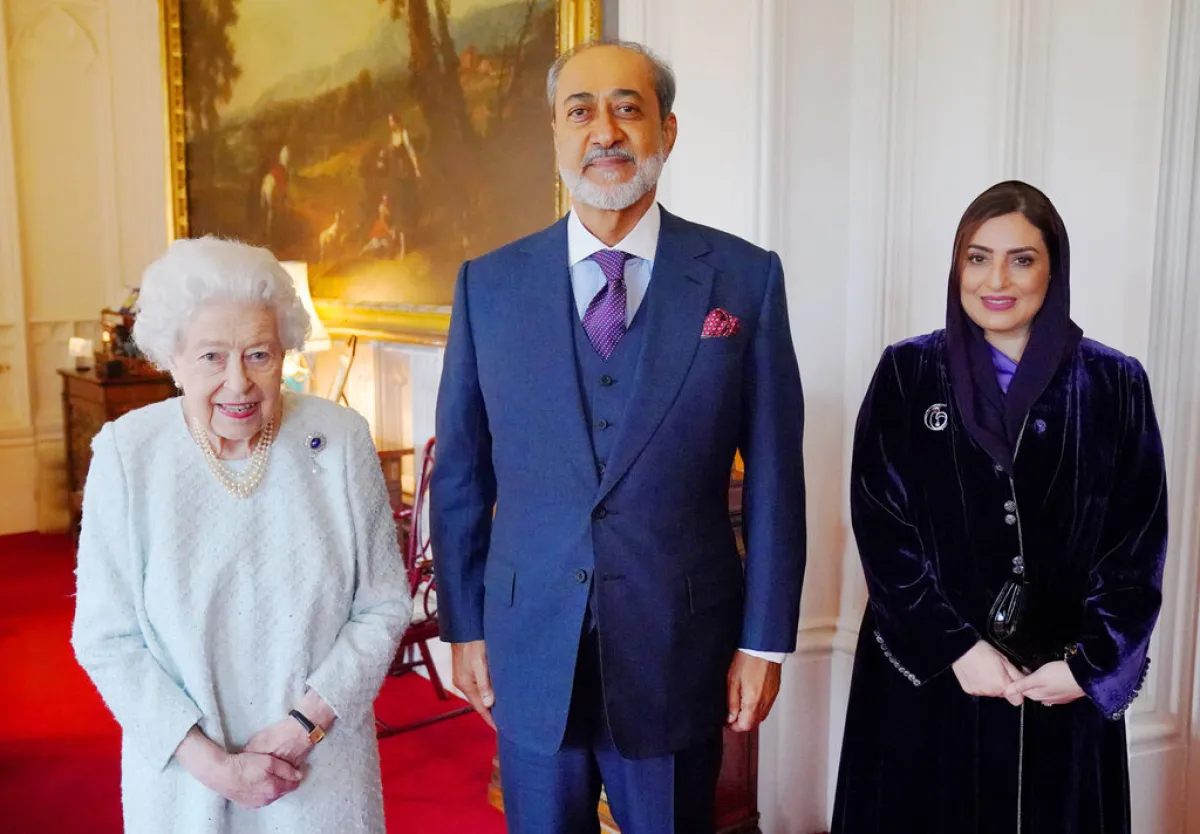 عهد بنت عبدالله مع زوجها السلطان هيثم بن طارق والملكة الراحلة إليزابيث الثانية Queen Elizabeth II with  Sultan Haitham bin Tariq and his wife, Sayyida Ahad Bint Abdullah في بريطانيا عام 2021 (مصدر الصورة: Jonathan Brady / POOL / AFP) 