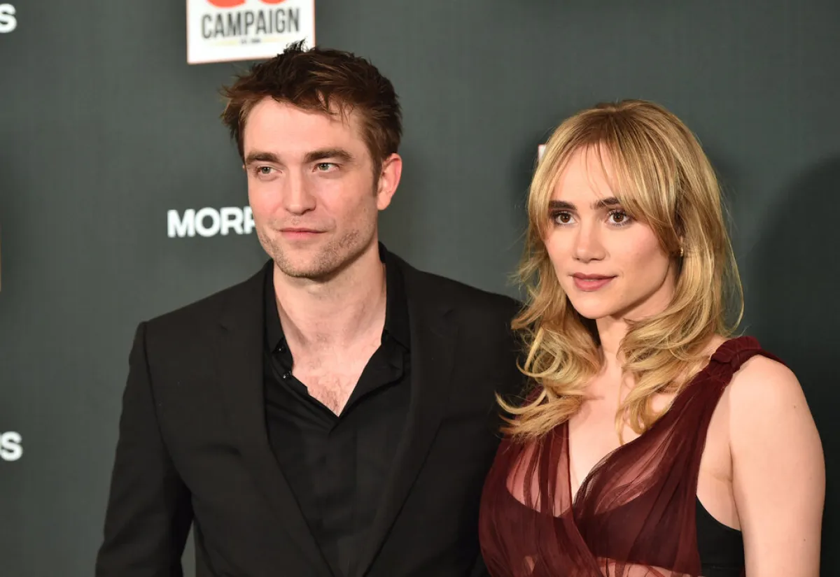 روبرت باتينسون وسوكي ووترهاوس Robert Pattinson and Suki Waterhouse في حفل GO Campaign عام 2023 (مصدر الصورة: Alberto E. Rodriguez / GETTY IMAGES NORTH AMERICA / Getty Images via AFP)
