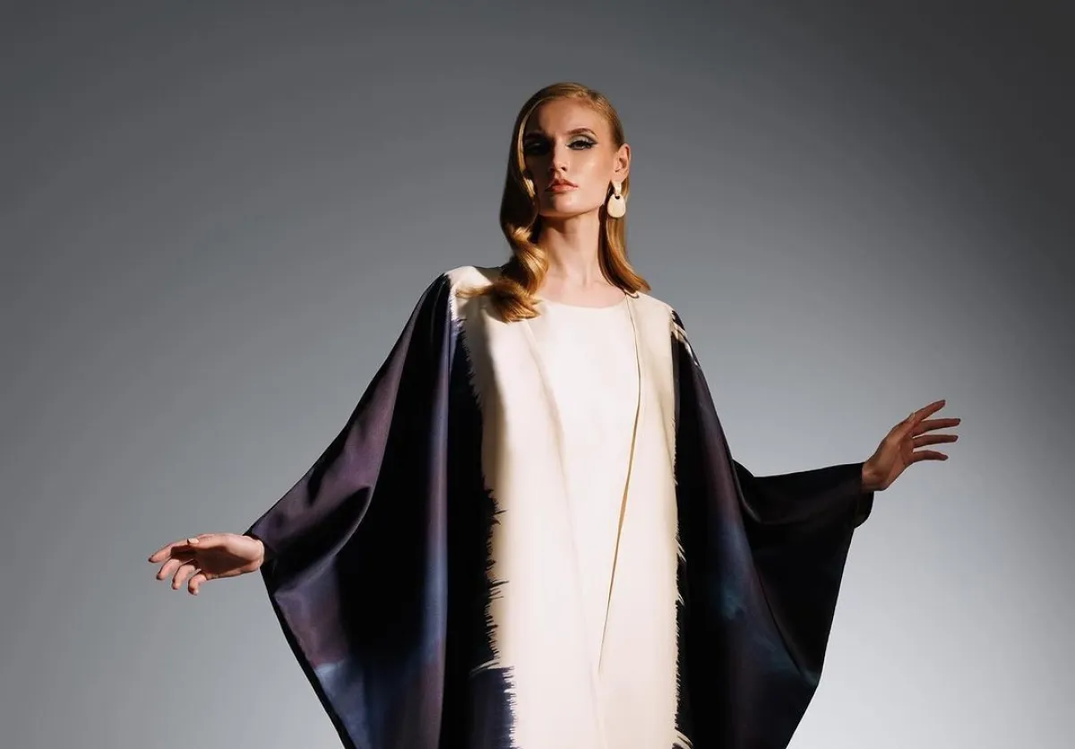 العباية الحريرية بألوان العاج والكحلي والأسود معاً من ديما عياد