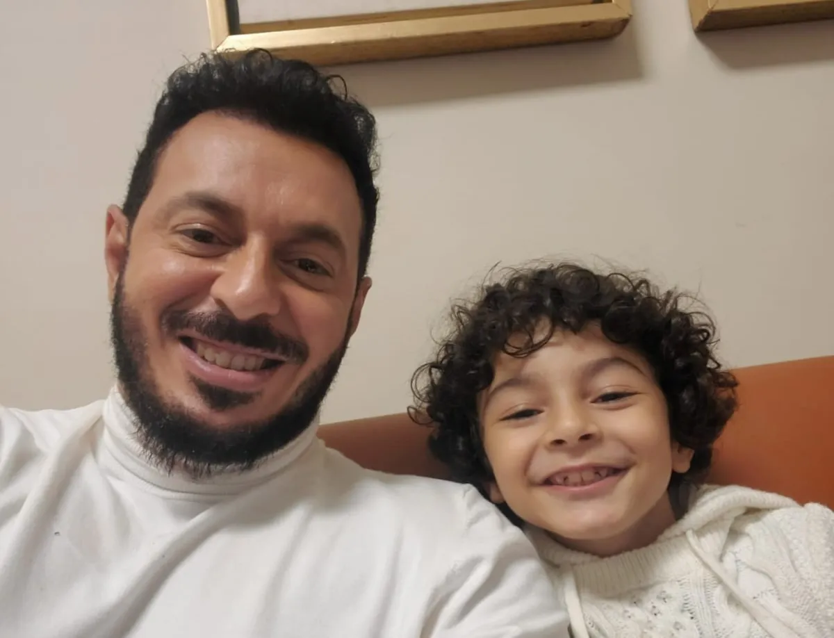 مصطفى شعبان والطفل جان رامز - الصورة من حساب جان رامز على الفيس بوك