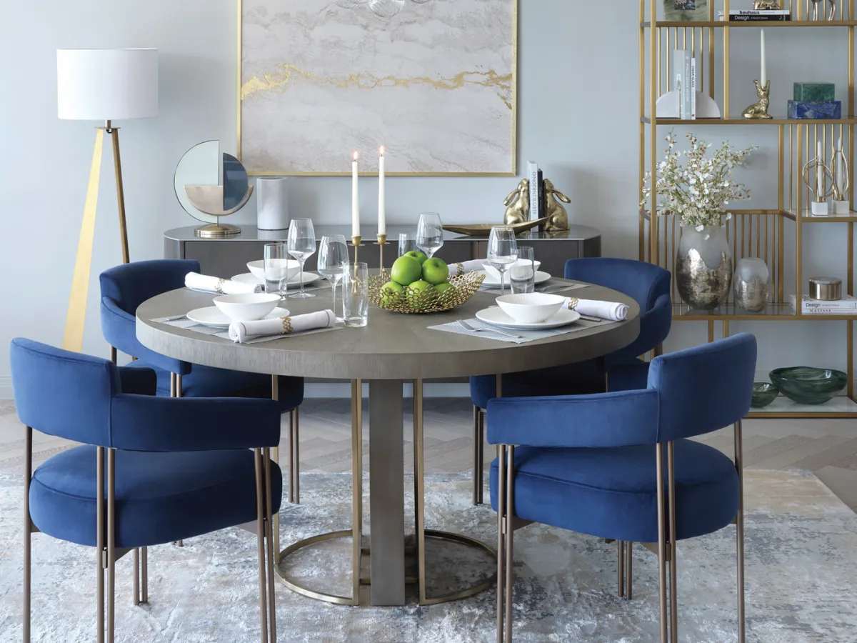 غرفة طعام تبرز فيها لمسات من الكروم 