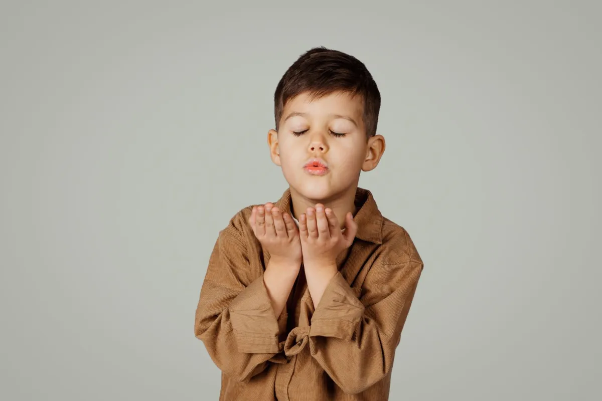 صورة طفل يدعو