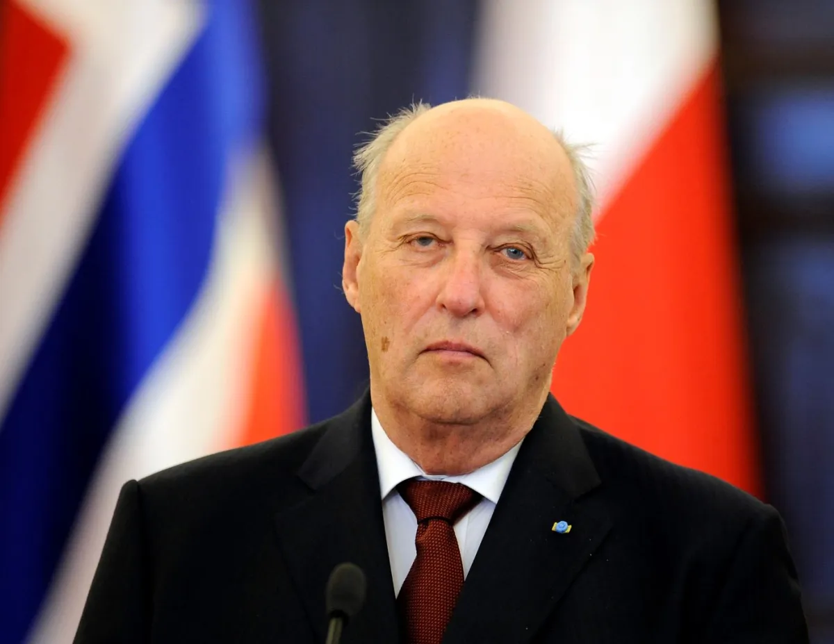الملك هارالد الخامس في القصر الرئاسي في وارسو (King Harald V at the presidential palace in Warsaw). مصدر الصورة: AFP PHOTO / JANEK SKARZYNSKI