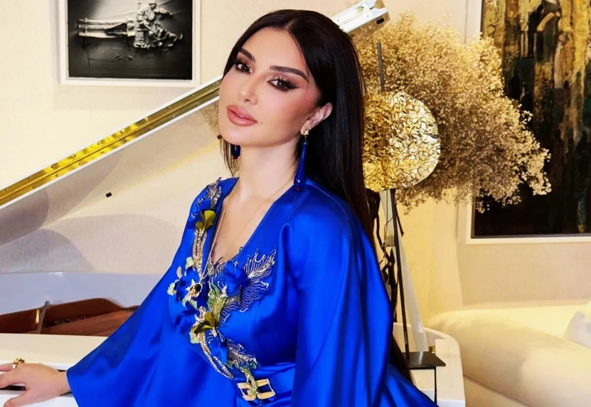 إطلالات العيد باللون الأزرق