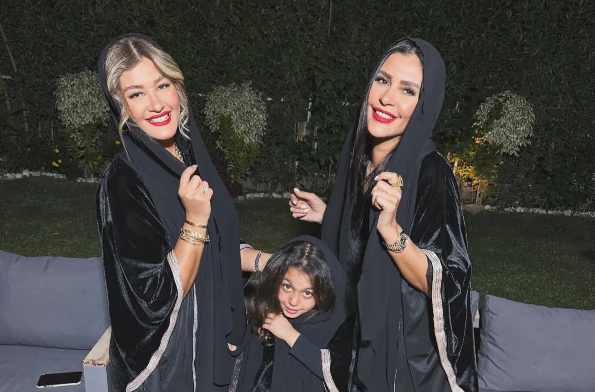 ساندي وابنتها افا وشقيقتها إيناس - الصورة من حساب إيناس علي على الفيس بوك