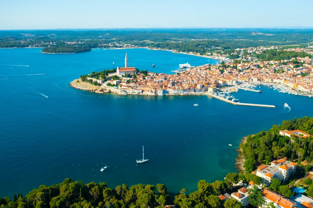 روفينج تقع على الساحل الغربي لإستريا 