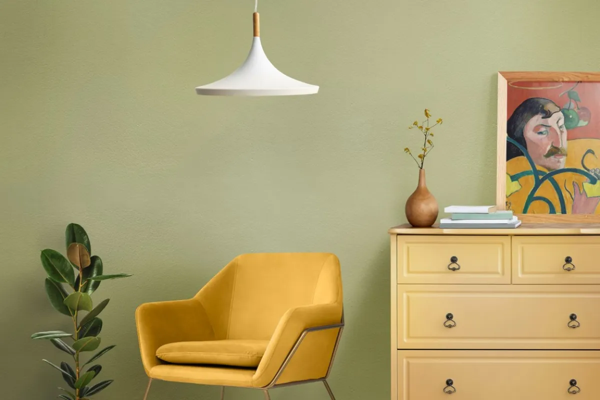 أريكة صغيرة منجدة بنسيج أصفر اللون