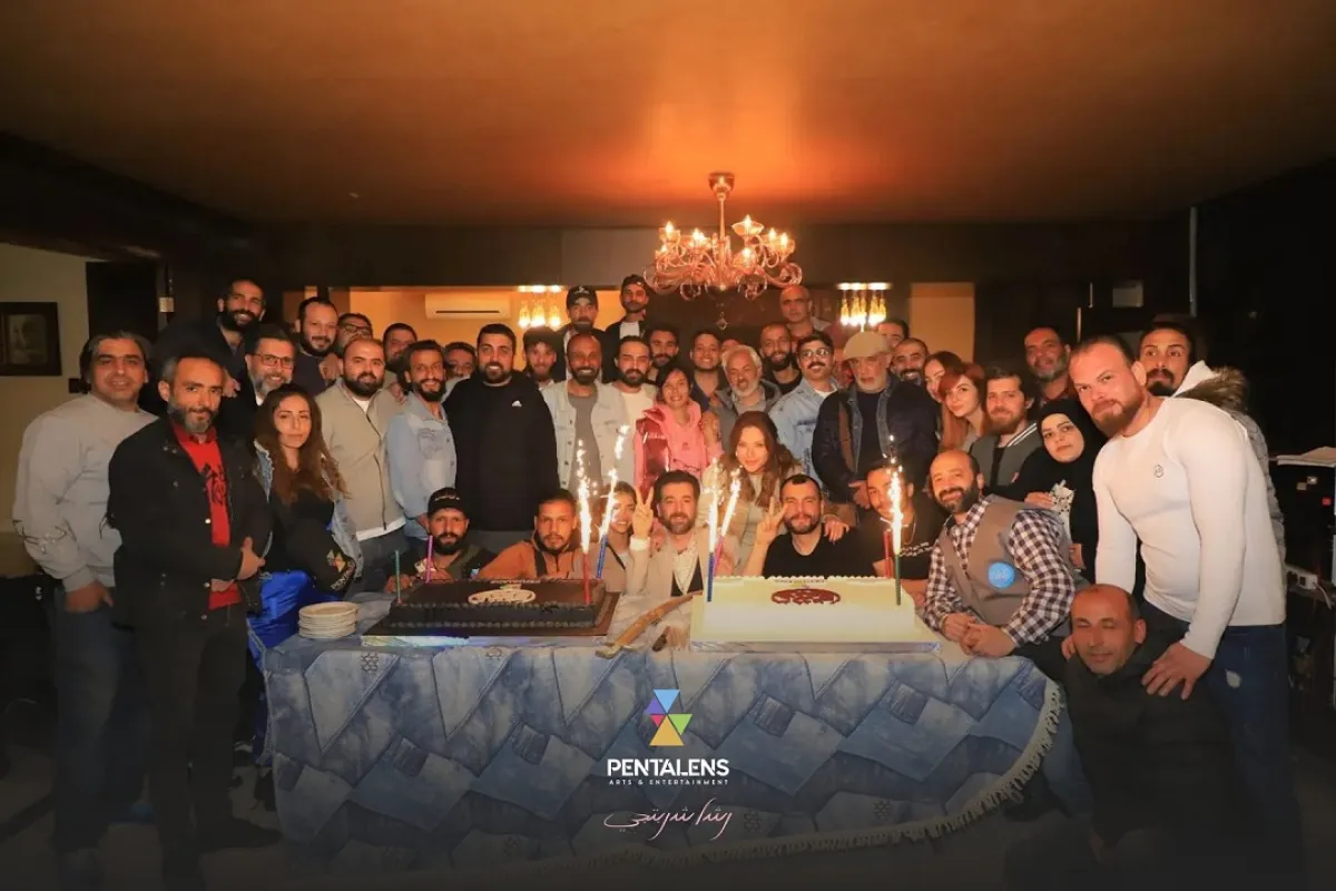 فريق عمل مسلسل ولاد بديعة -  الصورة من حساب المخرجة رشا شربتجي على موقع إكس