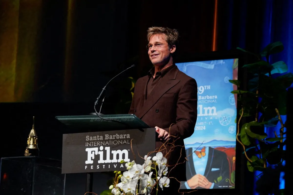 براد بيت Brad Pitt على مسرح The Arlington في كليفورنيا (مصدر الصورة: Presley Ann / GETTY IMAGES NORTH AMERICA / Getty Images via AFP)