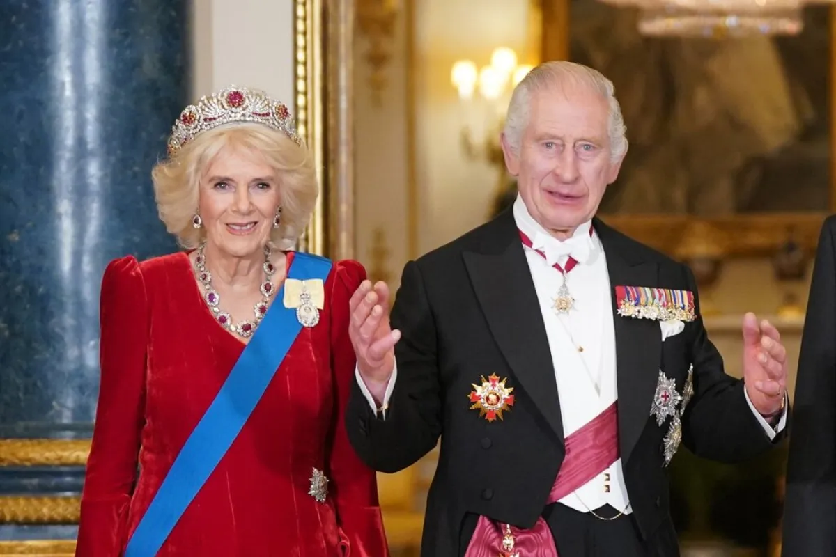 الملك تشارلز والملكة كاميلا Britain's Queen Camilla (L) and Britain's King Charles III في قصر بكنغهام (مصدر الصورة:  Yui Mok / POOL / AFP)