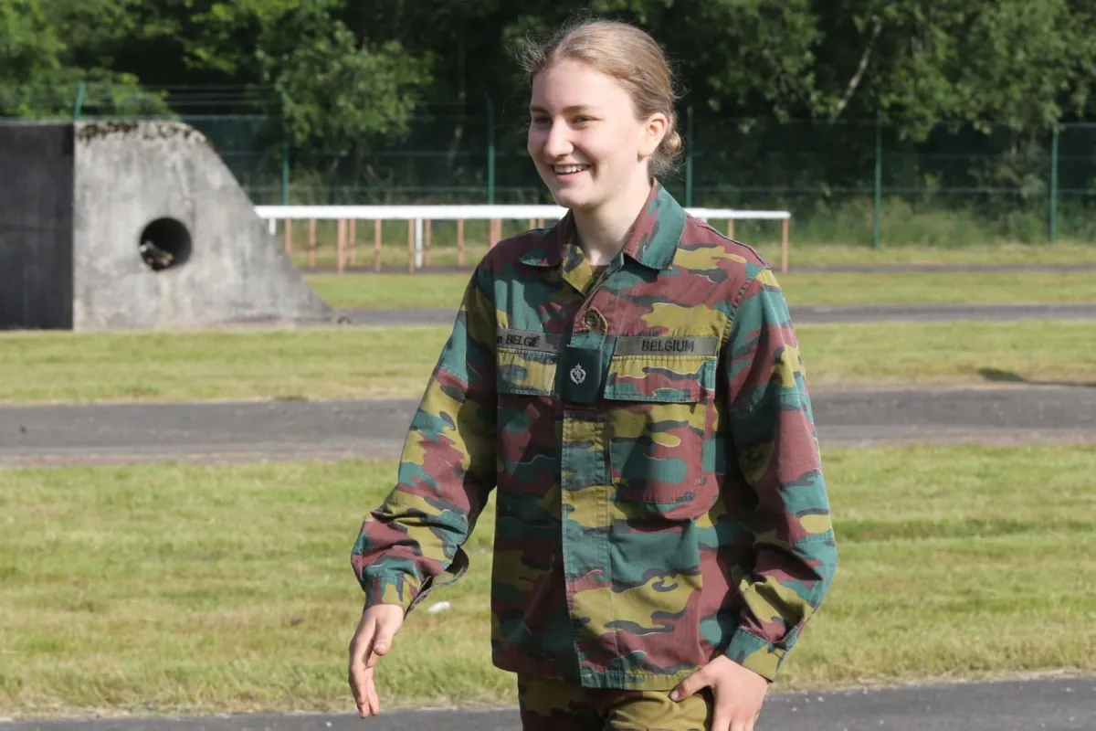 الأميرة إليزابيث في الأكاديمية العسكرية الملكية في معسكر لاغلاند في آرلون (Princess Elisabeth at the Royal Military Academy at the Lagland camp in Arlon). مصدر الصورة: François WALSCHAERTS / AFP