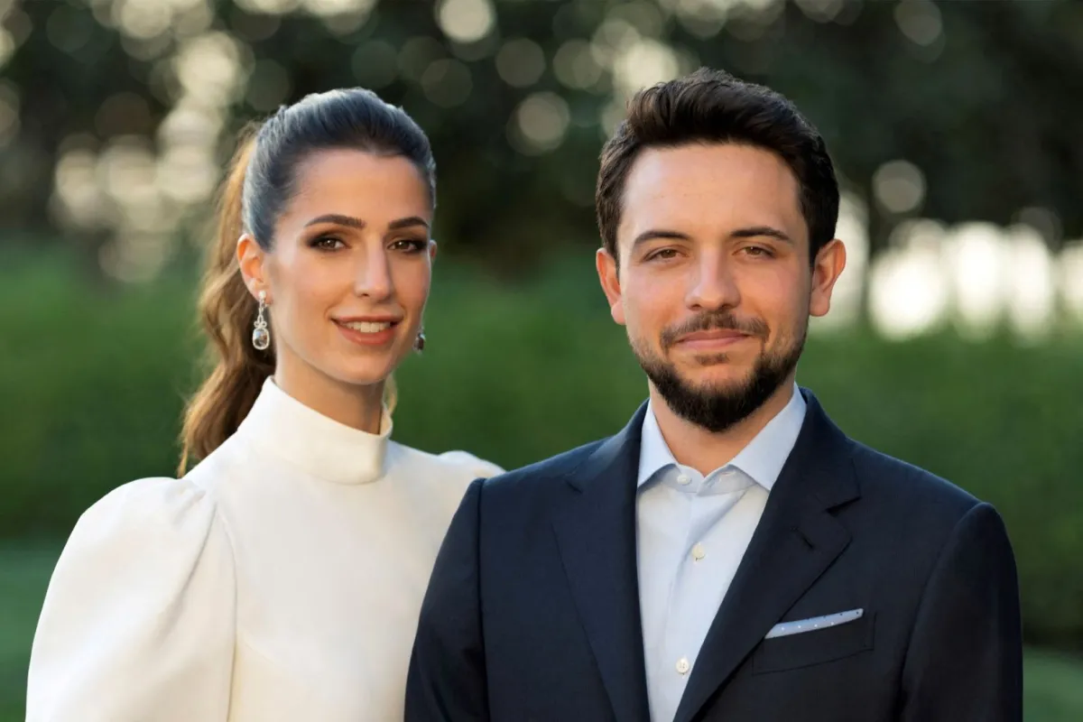 ولي العهد الأمير الحسين بن عبدالله ورجوة السيف (Crown Prince Hussein bin Abdullah and Rajwa al-Saif). مصدر الصورة: Jordanian Royal Palace / AFP