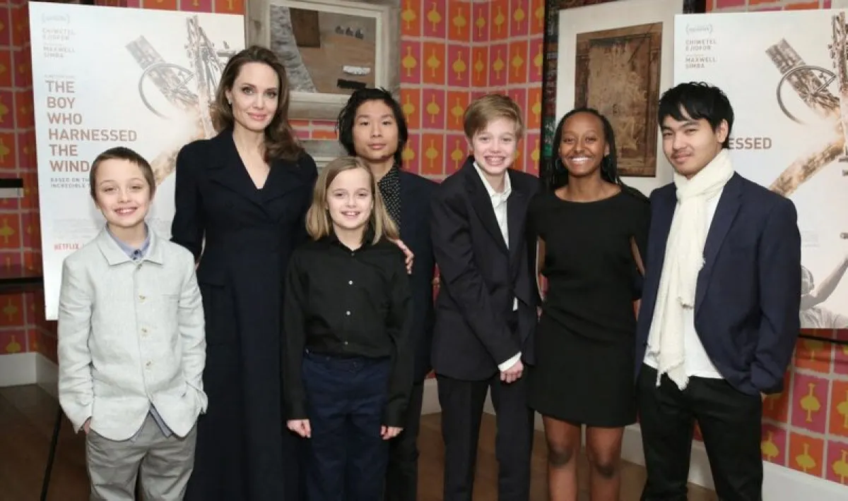 أنجلينا جولي برفقة أولادها Angelina Jolie with  her children عام 2019 (مصدر الصورة: Monica Schipper/Getty Images for Netflix/AFP)