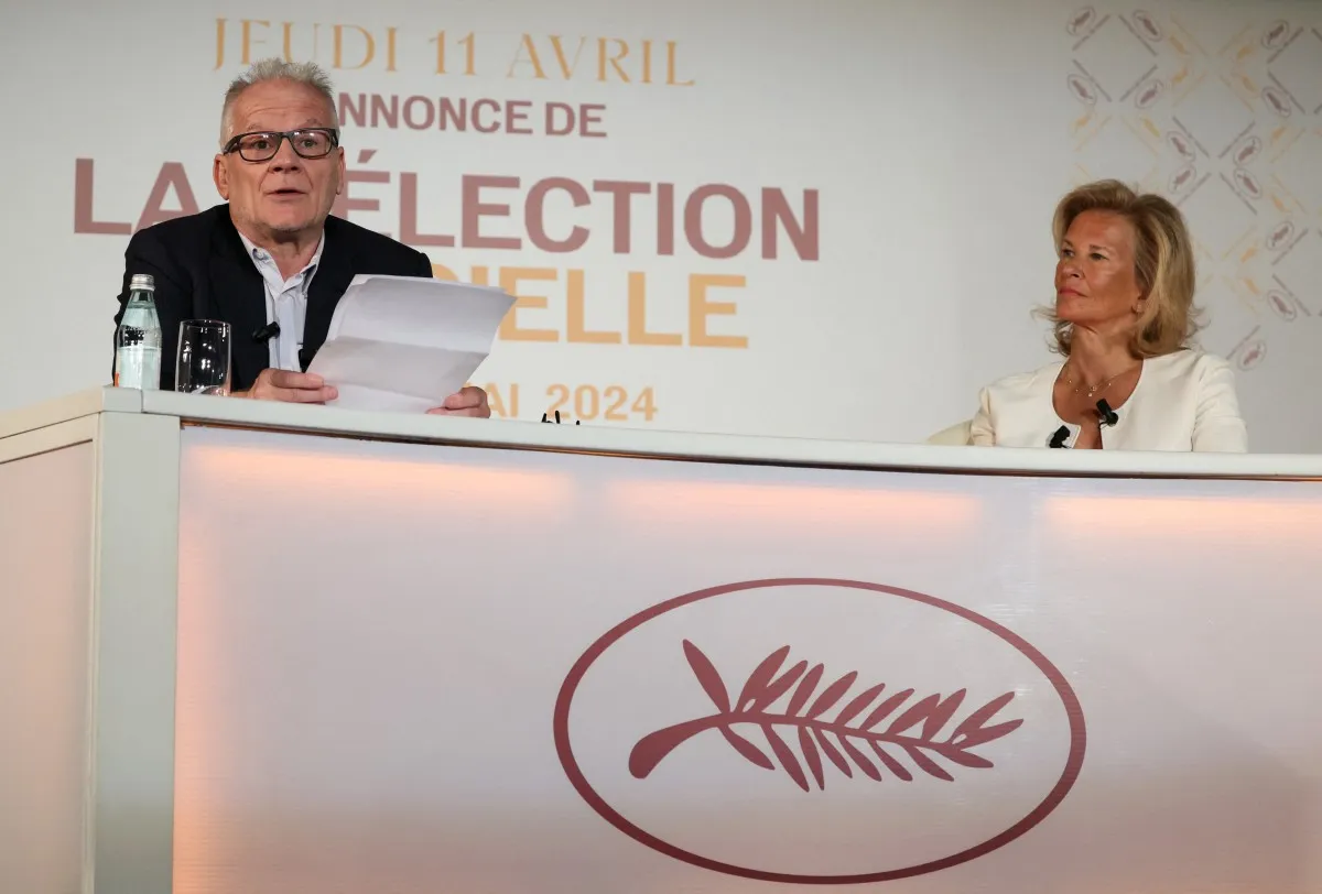  المندوب العام للمهرجان تييري فريمو ورئيسة المهرجان إيريس نوبلوش Festival General Delegate Thierry Fremaux (L) and festival President Iris Knobloch لحظة الإعلان عن الأفلام المشاركة (مصدر الصورة: ALAIN JOCARD / AFP)