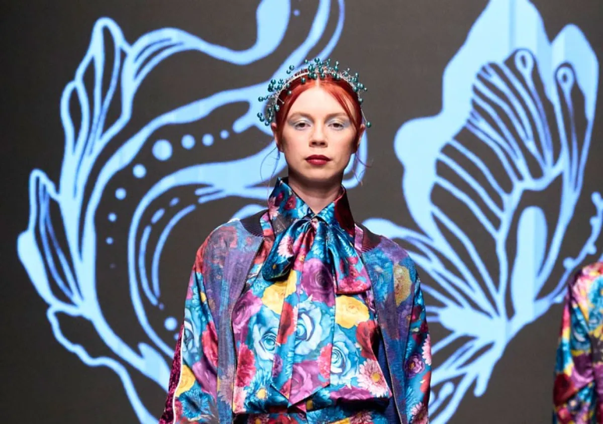 بلوزة بطبعات الورد الملونة من مايوكو Mayuko - الصورة من Launchmetrics/Spotlight ©