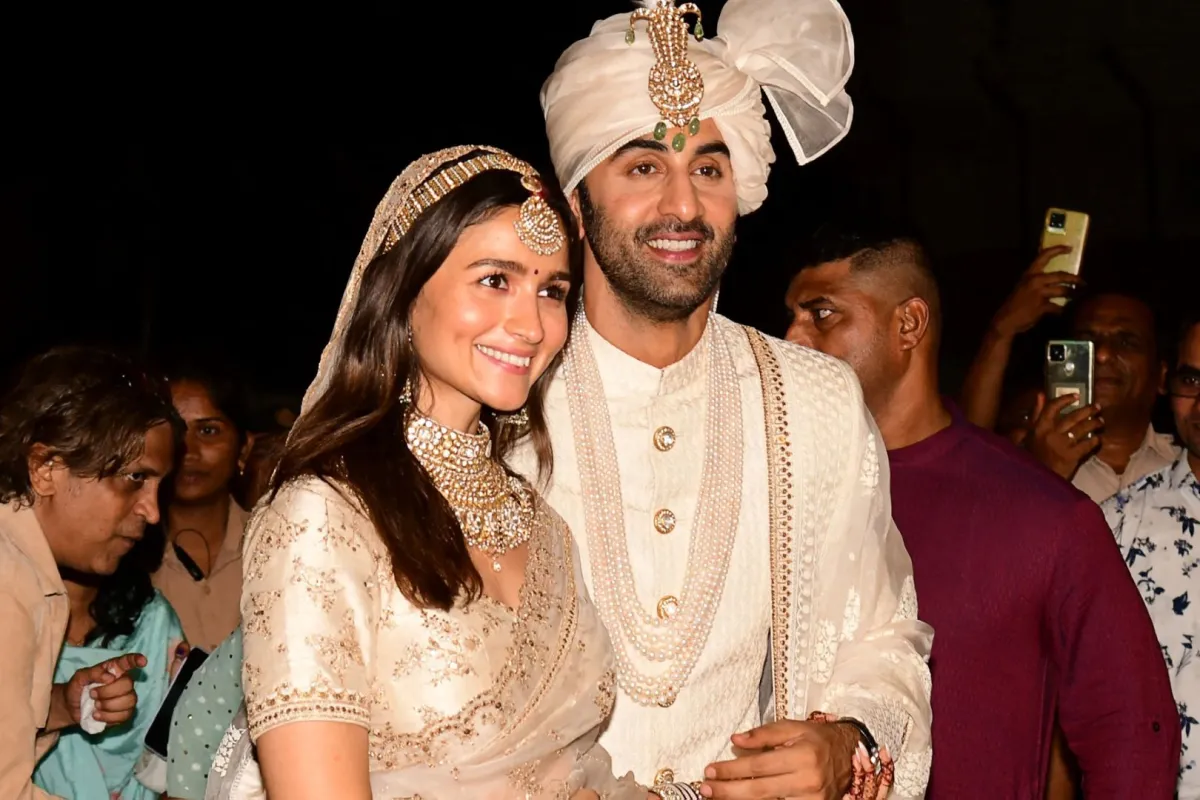 رانبير كابور وعليا بهات خلال حفل زفافهما في مومباي (Ranbir Kapoor and Alia Bhatt during their wedding ceremony in Mumbai) -                                     مصدر الصورة: SUJIT JAISWAL / AFP