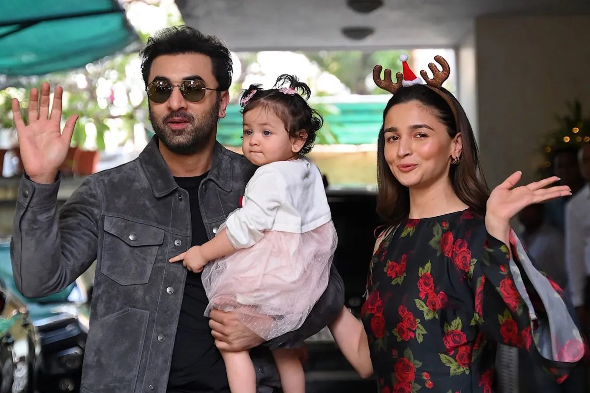 عليا بهات ورانبير كابور وابنتهما راحة في مومباي (Ranbir Kapoor and Alia Bhatt with Raha in Mumbai) -مصدر الصورة: Sujit JAISWAL / AFP