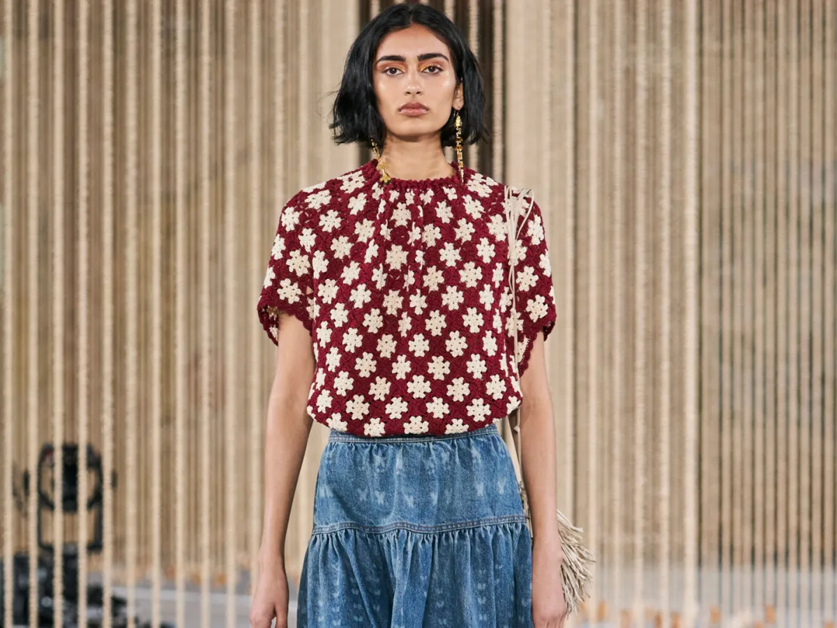 كنزة منقوشة وتنورة جينز من أولا جونسون Ulla Johnson - الصورة من Launchmetrics/Spotlight ©