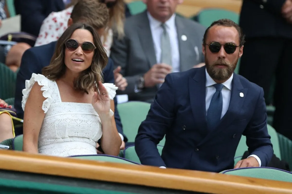 جيمس ميدلتون وشقيقته بيبا Pippa Matthews and brother James Middleton في مبارة للتنس عام 2018 (مصدر الصورة: Daniel LEAL / AFP)
