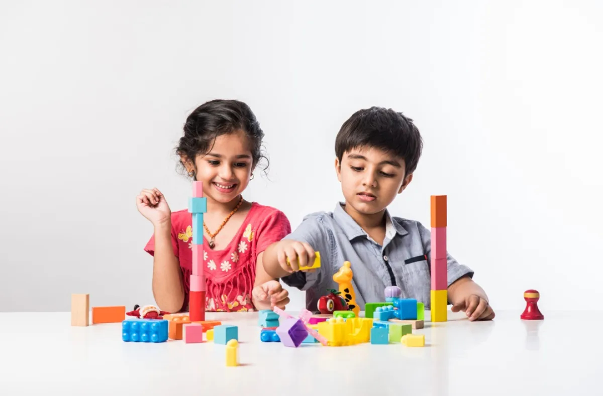 صورة لأطفال يلعبون بالمكعبات