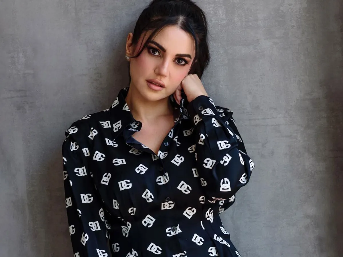 درة زروق بالقميص الأسود المزين بطبعات - الصورة من حسابها  على إنستغرام